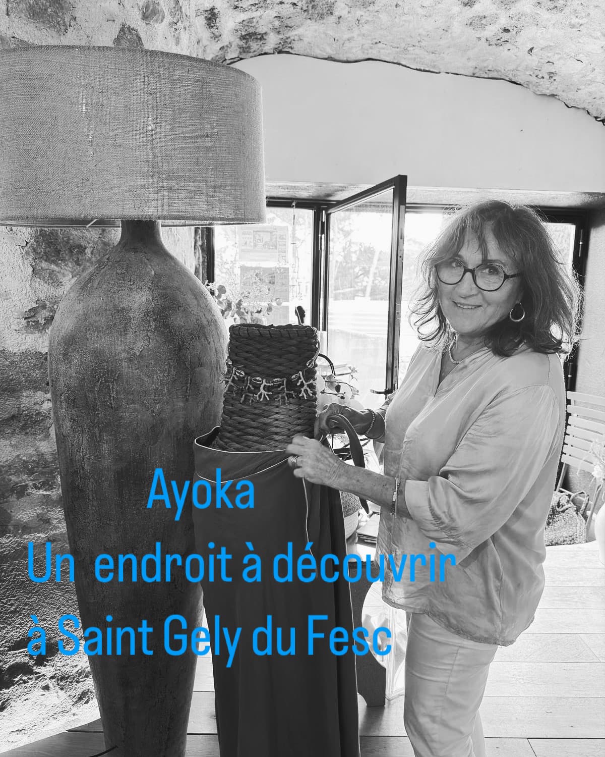 Christine, fondatrice d'AYOKA, dans la boutique